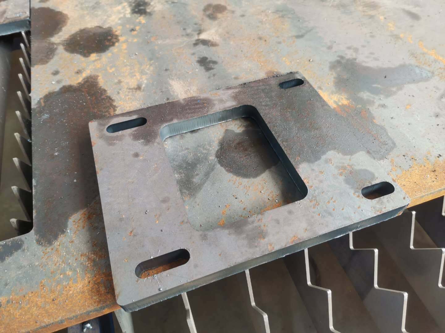 光纤激光切割机在钣金工业中起着重要的作用